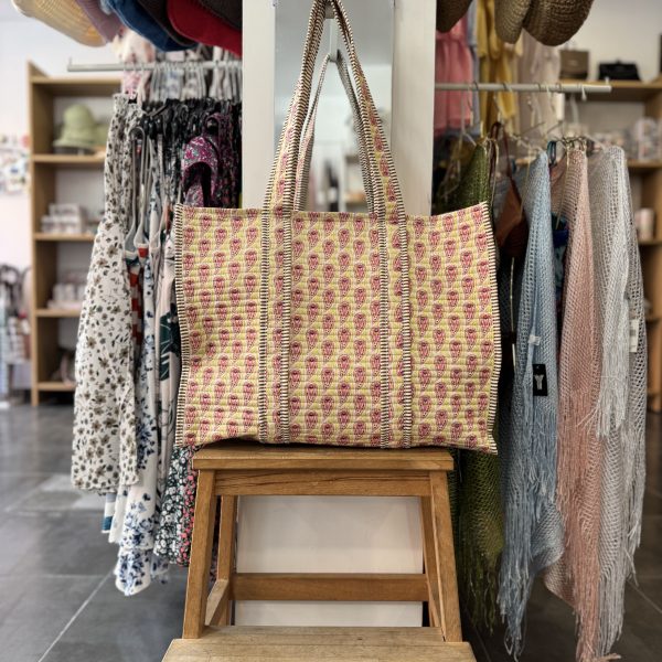 SHOPPER ACOLCHADO ESTAMPADO OCRE Y BURDEOS