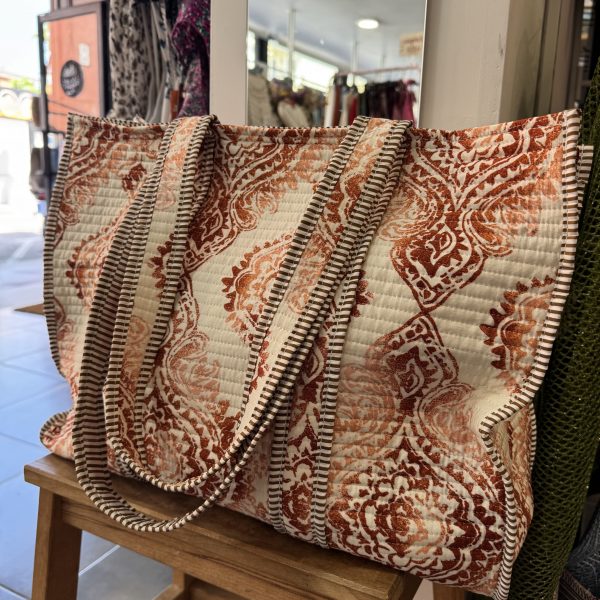 SHOPPER ACOLCHADO ESTAMPADO MARRÓN