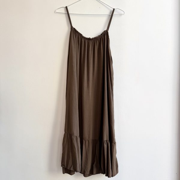 VESTIDO MIDI VOLANTES MARRÓN